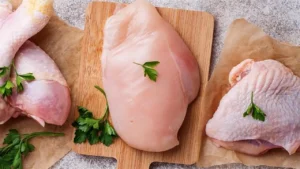 خلطة تتبيل الدجاج تسرّع التسوية وتمنح اللحم طراوة ونكهة مميزة